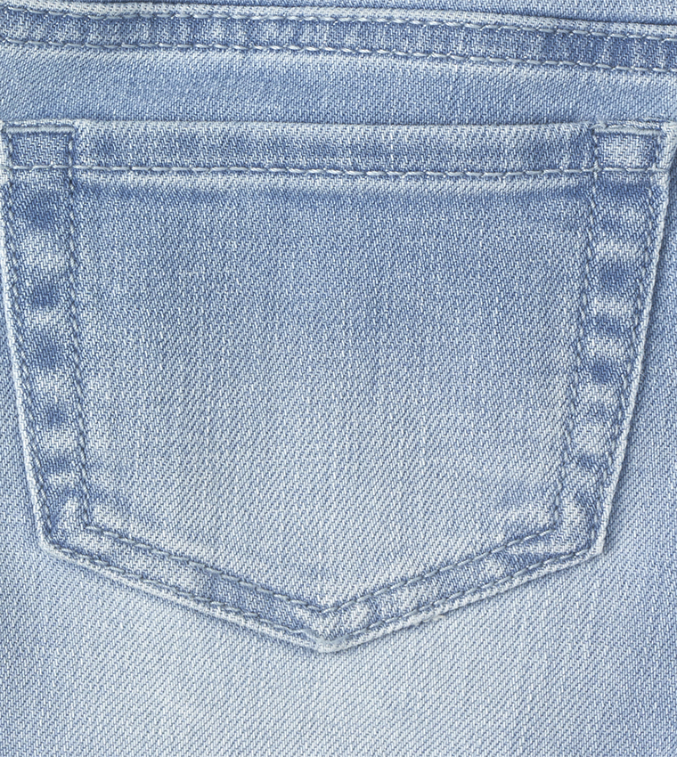 شورت جينز بقصة ممزقة 