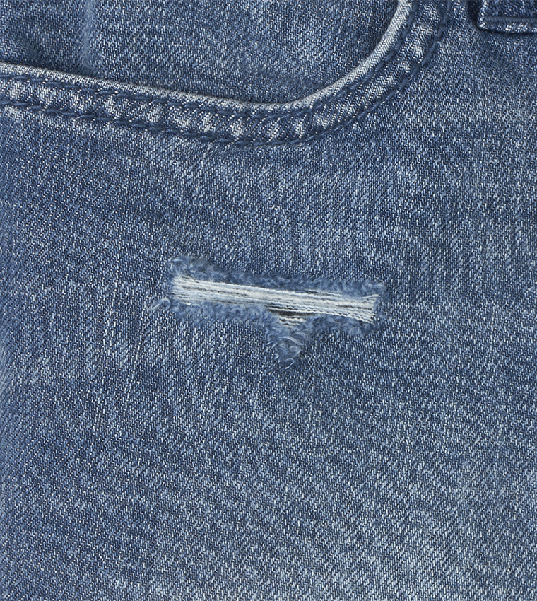 شورت جينز بقصة ممزقة 