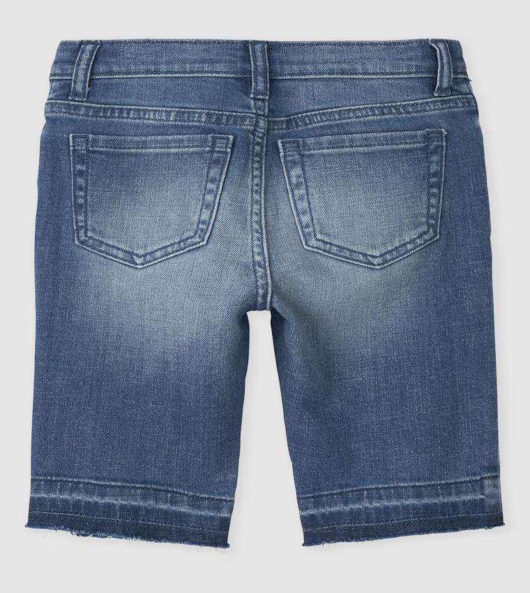 شورت جينز بقصة ممزقة 