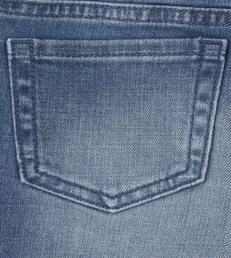 شورت جينز بقصة ممزقة 