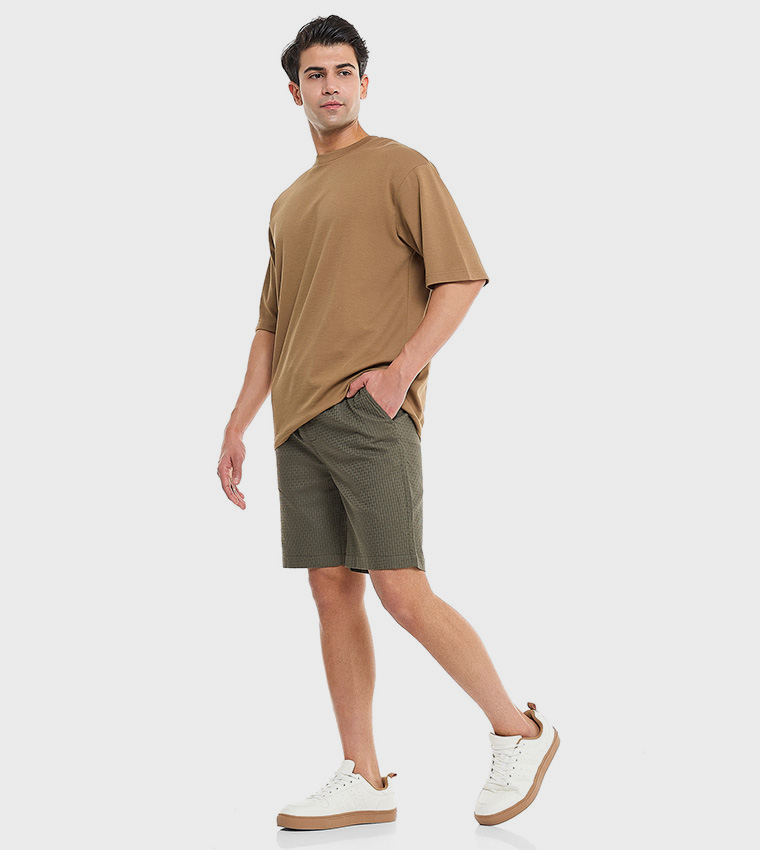 شورت سادة بتصميم خاص وخصر برباط