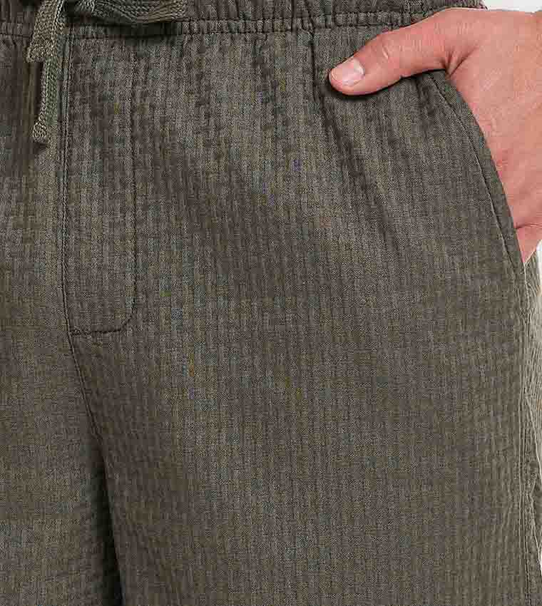 شورت سادة بتصميم خاص وخصر برباط