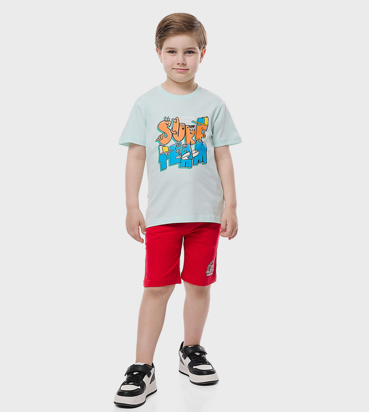 تيشيرت بياقة مستديرة وأكمام قصيرة وطبعة