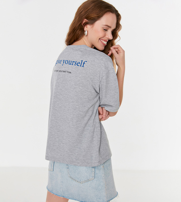 تيشيرت محبوك فضفاض بطبعة