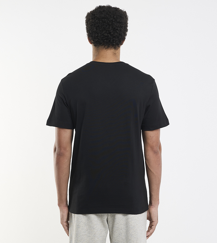 تيشيرت بشعار وياقة V 