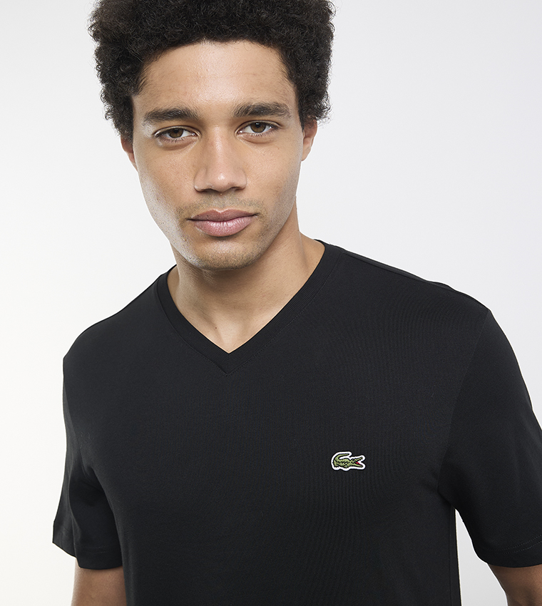 تيشيرت بشعار وياقة V 