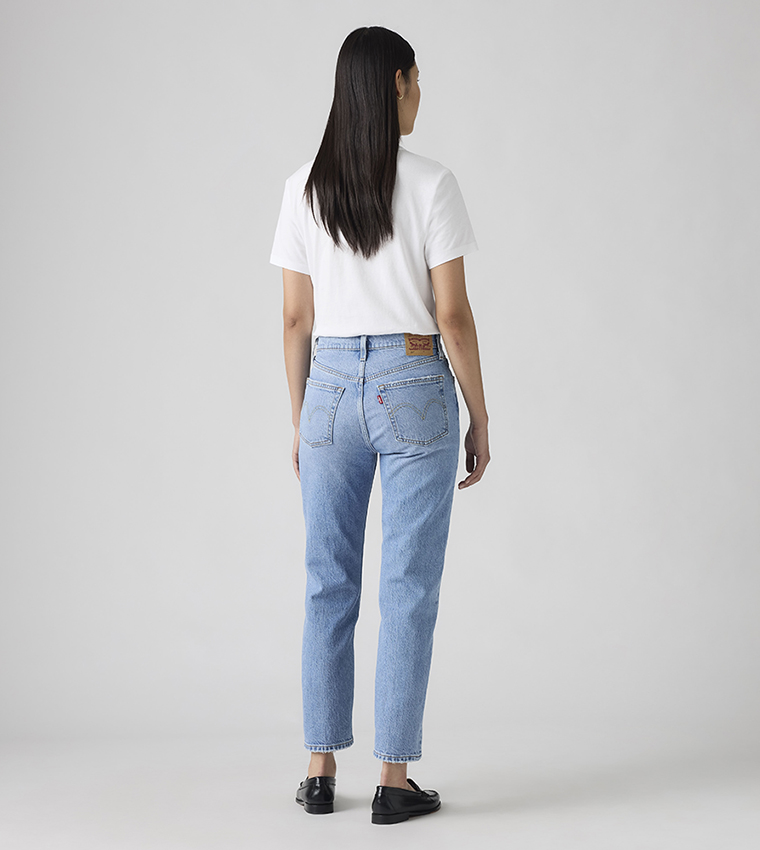 جينز قصير بقصة ضيقة 