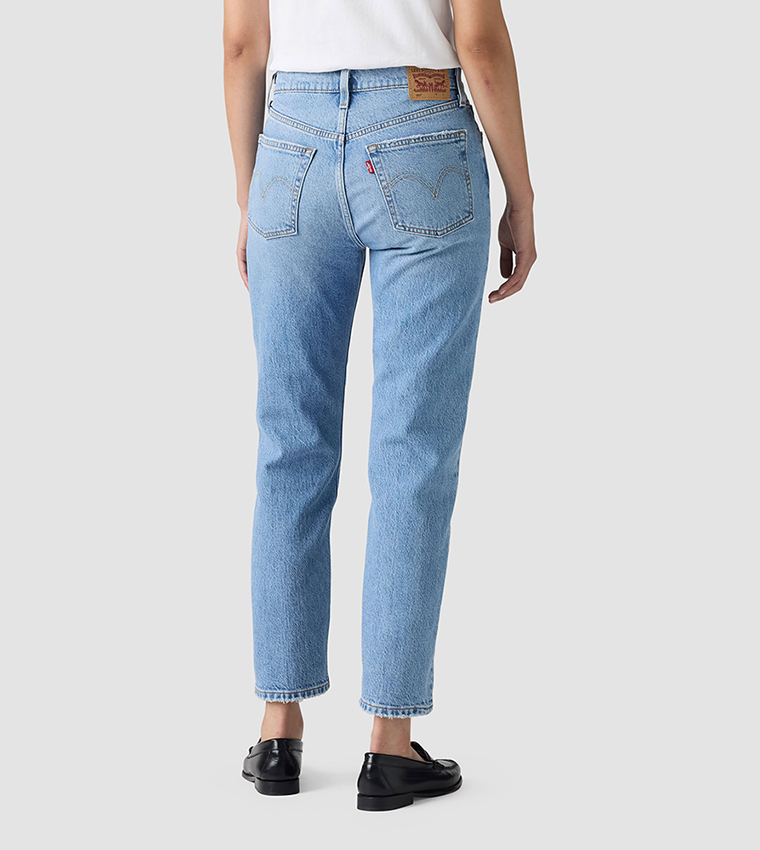 جينز قصير بقصة ضيقة 