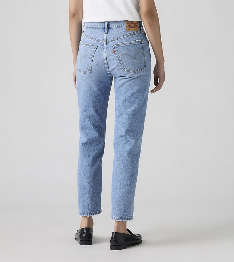 جينز قصير بقصة ضيقة 