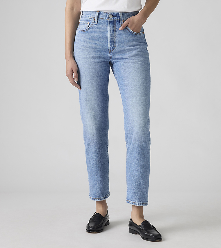 جينز قصير بقصة ضيقة 