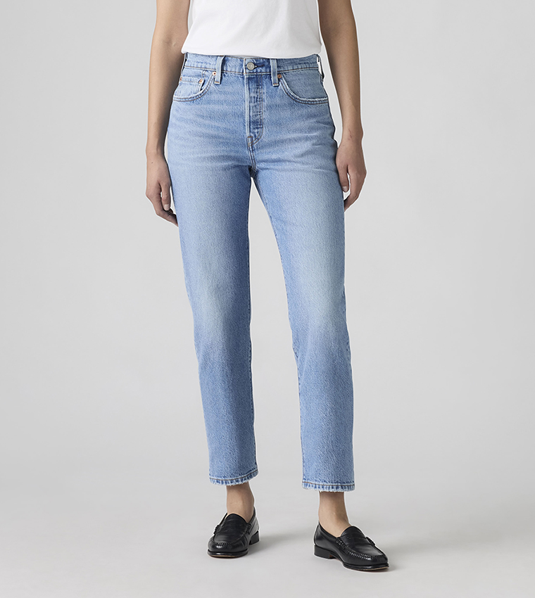 جينز قصير بقصة ضيقة 