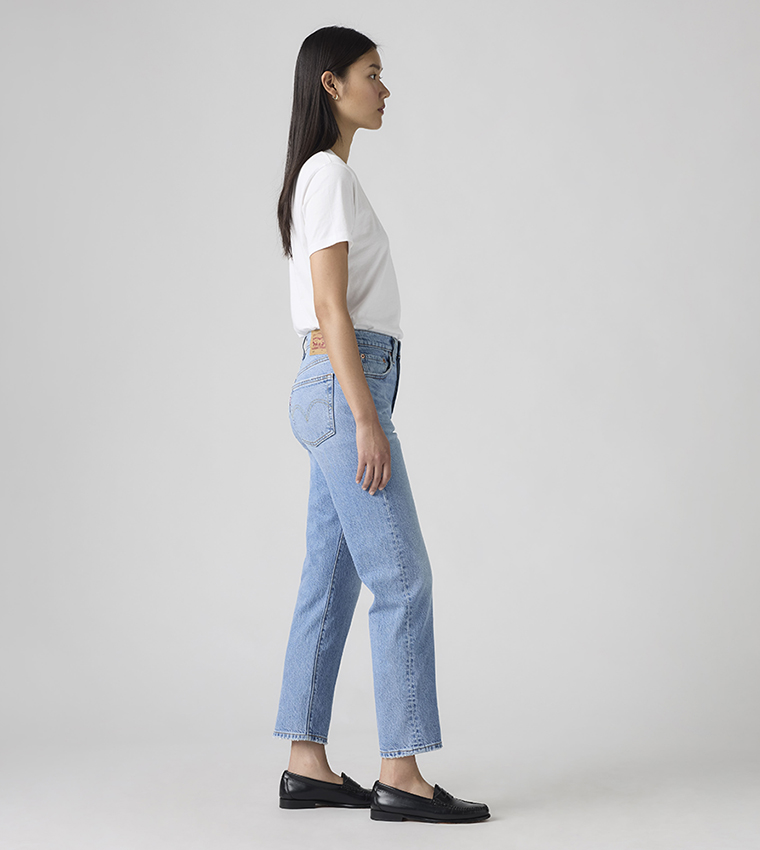 جينز قصير بقصة ضيقة 