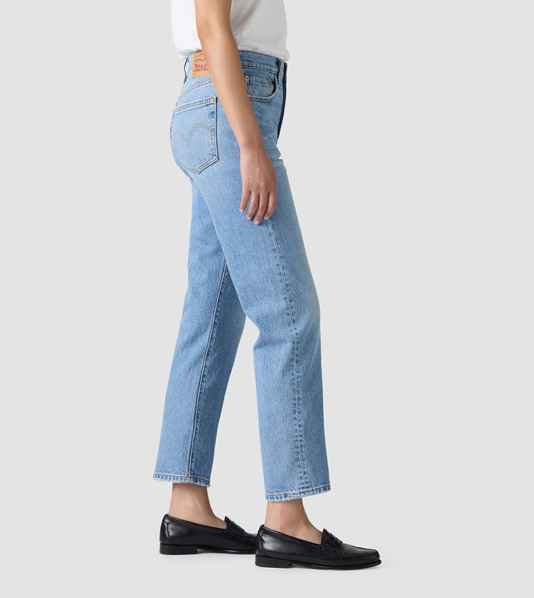 جينز قصير بقصة ضيقة 