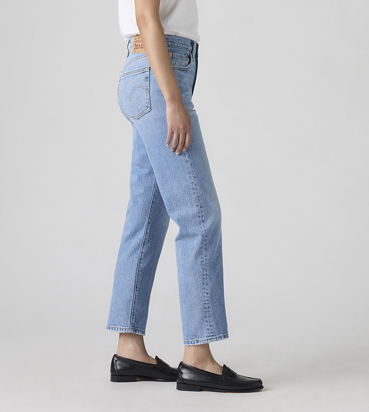 جينز قصير بقصة ضيقة 