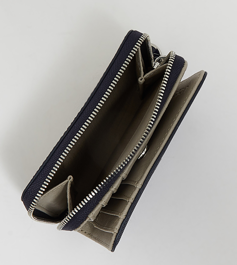 محفظة بسحاب منقوشة