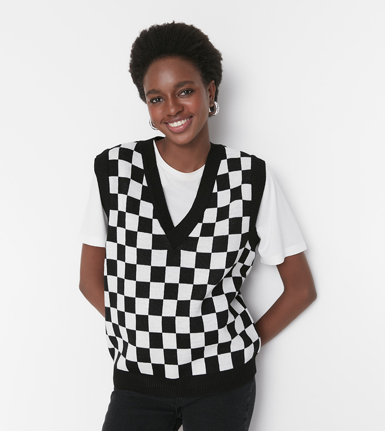 Buy Trendyol Checkered V Neck Knitted Sweater In Black | 6thStreet Saudi  Arabia