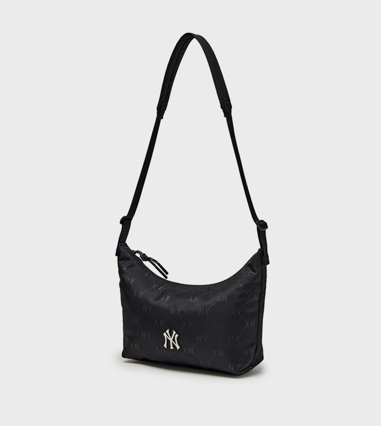 شنطة كتف نسائية مونوغرام 