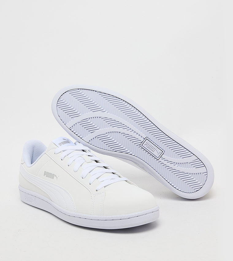 سنيكرز برقبة قصيرة وطبعة شعار