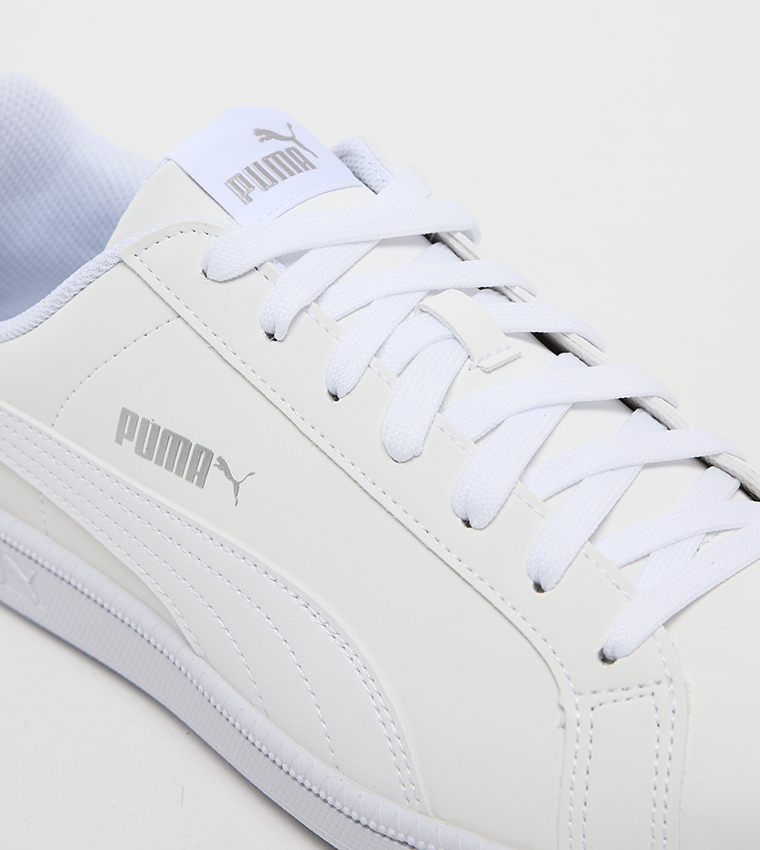 سنيكرز برقبة قصيرة وطبعة شعار