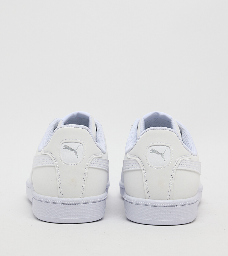 سنيكرز برقبة قصيرة وطبعة شعار