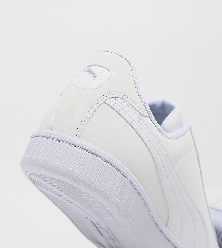 سنيكرز برقبة قصيرة وطبعة شعار