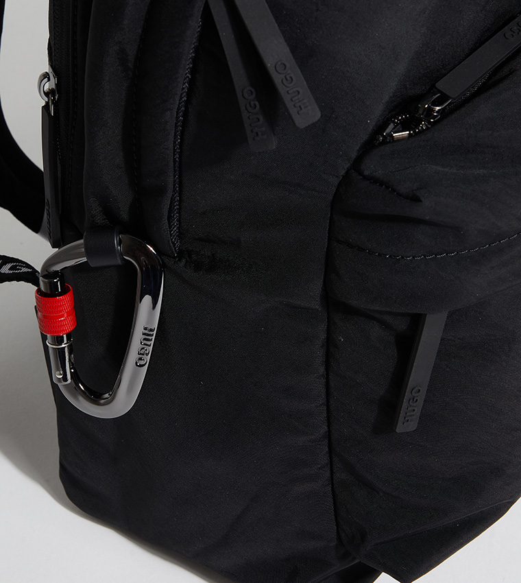 حقيبة ظهر بسحاب وشعار العلامة التجارية 