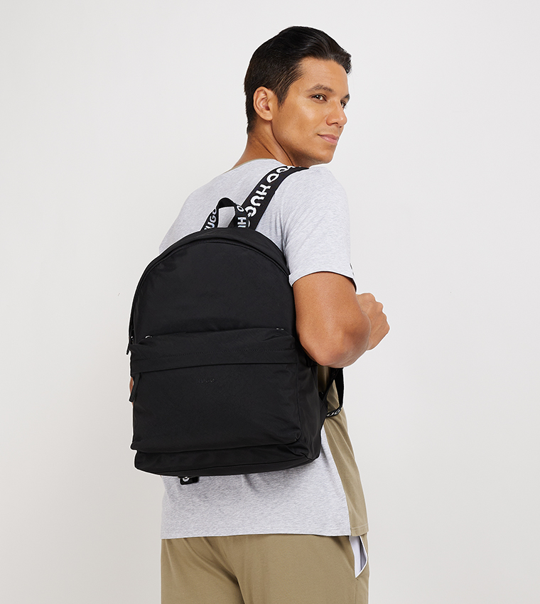 حقيبة ظهر بسحاب وشعار العلامة التجارية 