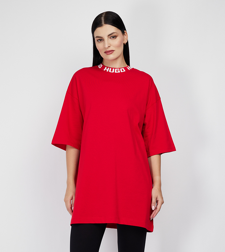 T shirt store dress red