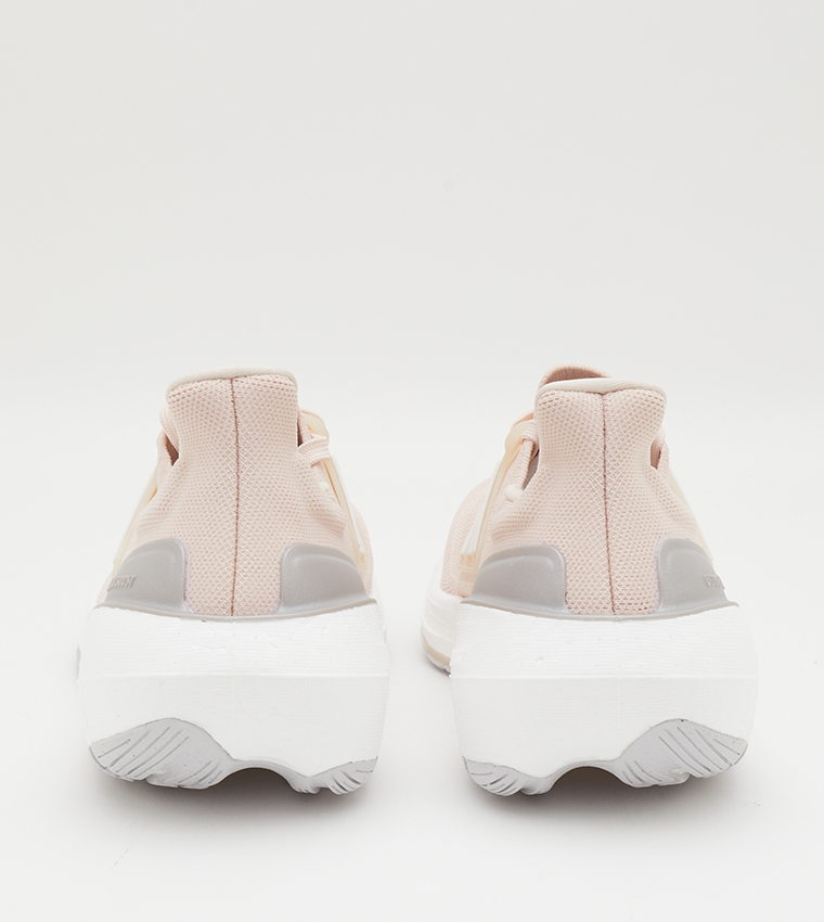 حذاء رياضي برباط 