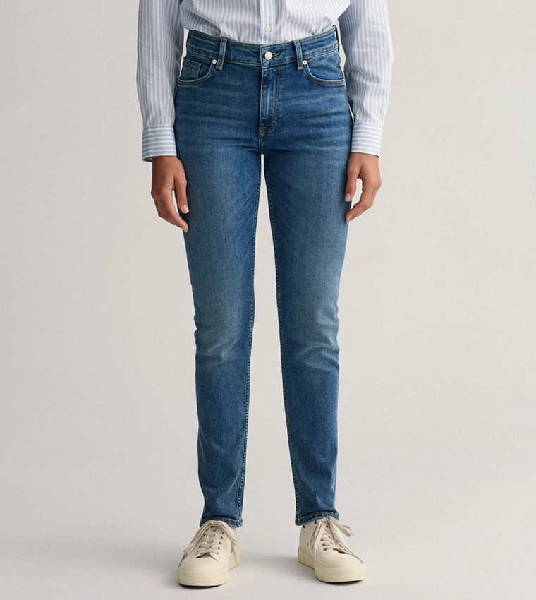 جينز بقصة ضيقة 