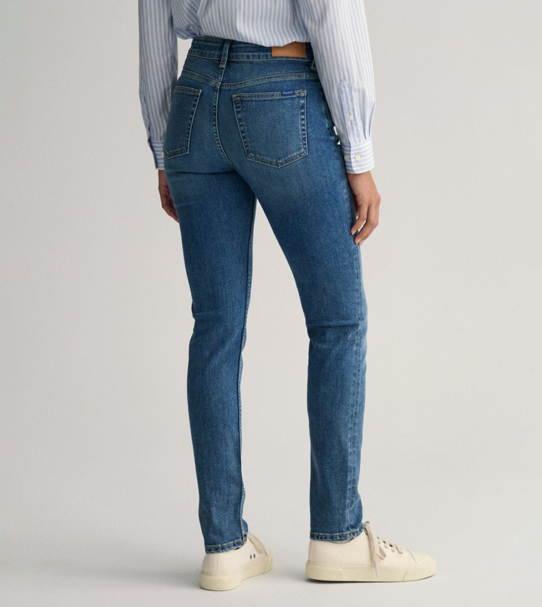 جينز بقصة ضيقة 