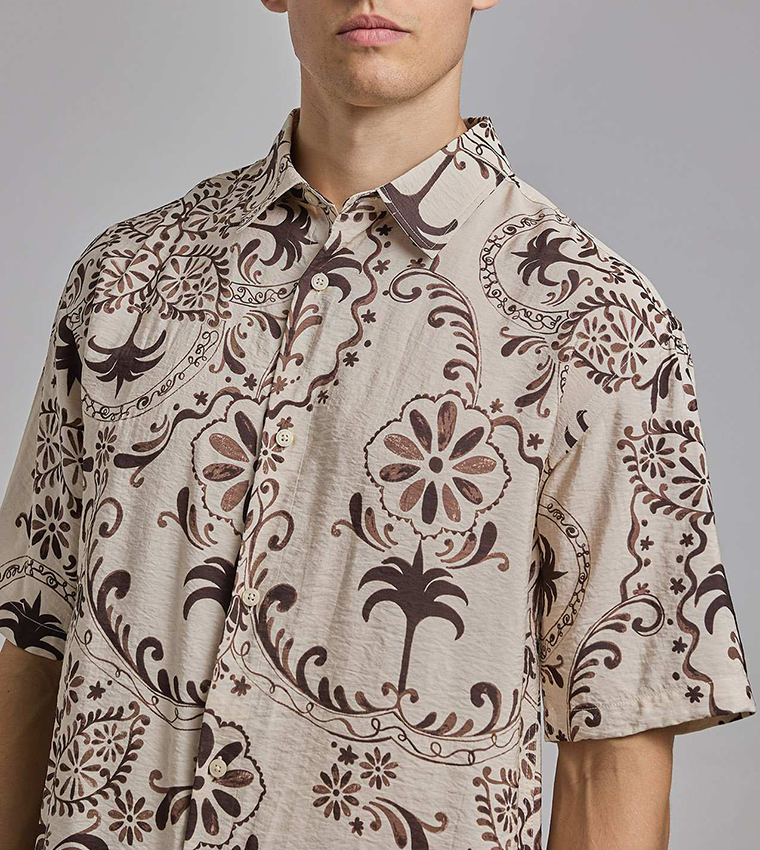 Patterned Shirt with Classic Collar and Short Sleeves