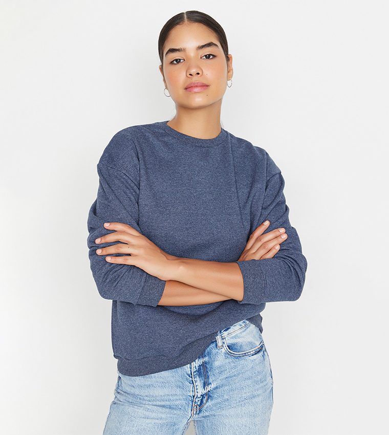 سويتشيرت صوف سميك محبوك قصير بطبعة 