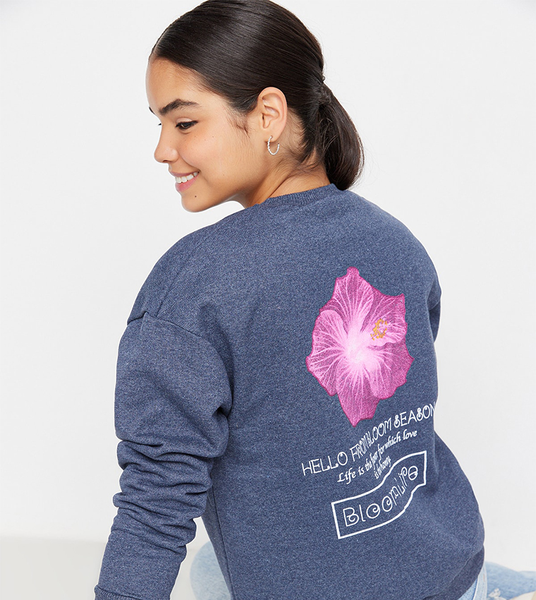 سويتشيرت صوف سميك محبوك قصير بطبعة 