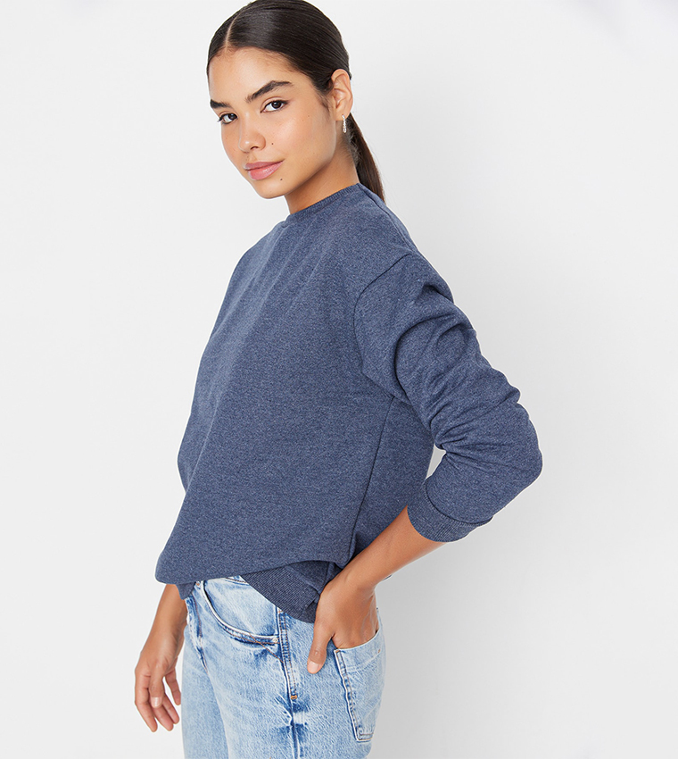 سويتشيرت صوف سميك محبوك قصير بطبعة 