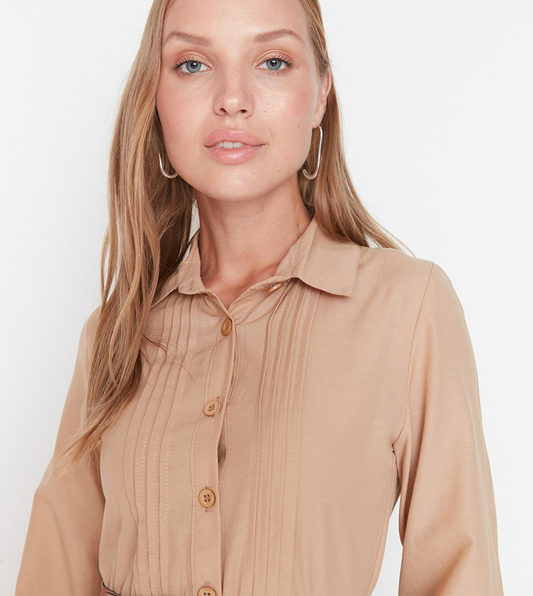 فستان منسوج بياقة قميص وحزام 