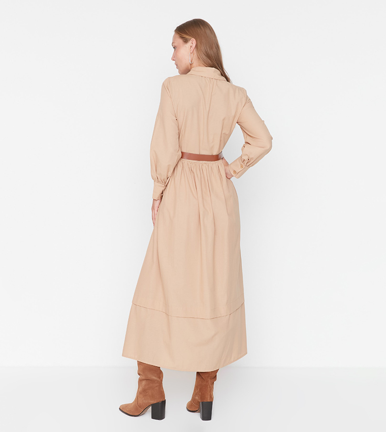 فستان منسوج بياقة قميص وحزام 