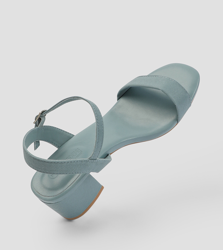 صندل بكعب عريض ومقدمة مفتوحة 