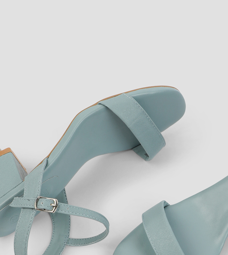 صندل بكعب عريض ومقدمة مفتوحة 