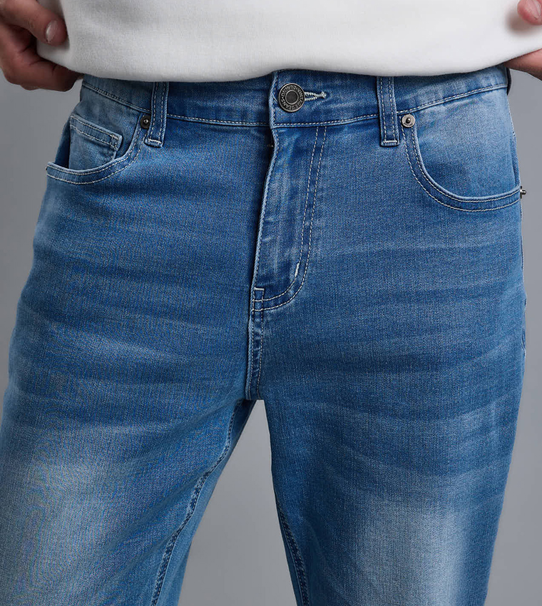 Faded Carrot Fit Jeans with Button Closure