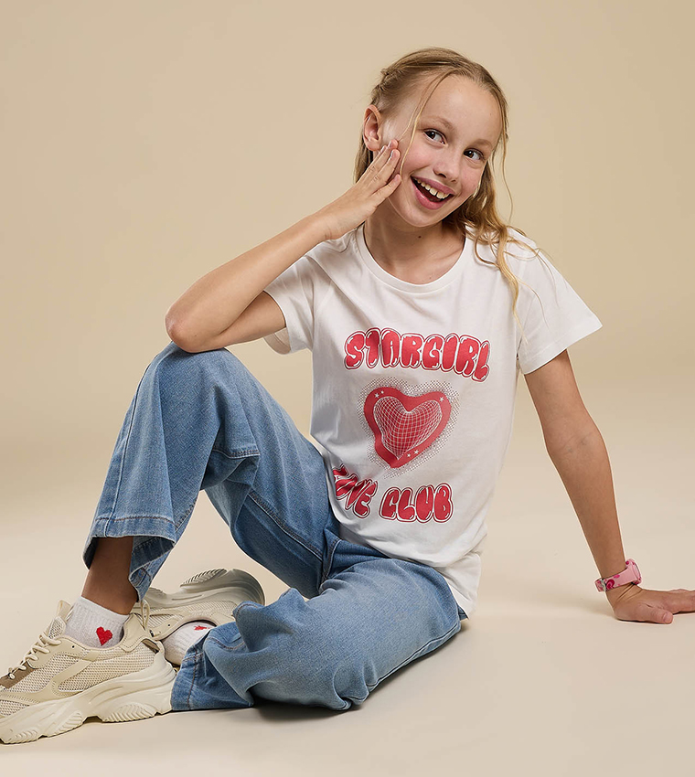 تيشيرت بطبعة جرافيك برقبة دائرية وأكمام قصيرة