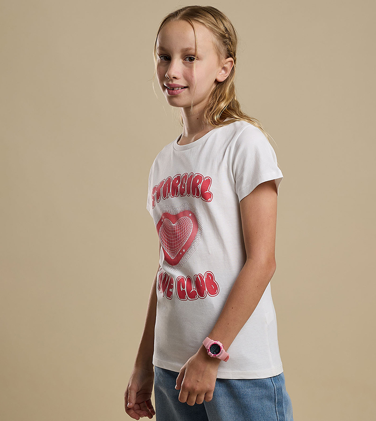 تيشيرت بطبعة جرافيك برقبة دائرية وأكمام قصيرة