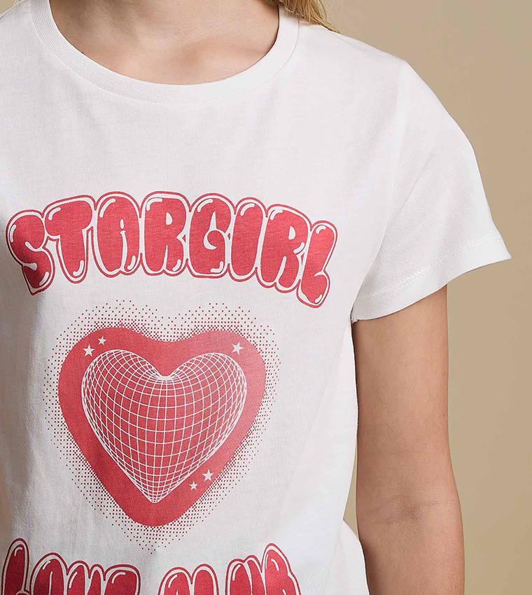 تيشيرت بطبعة جرافيك برقبة دائرية وأكمام قصيرة