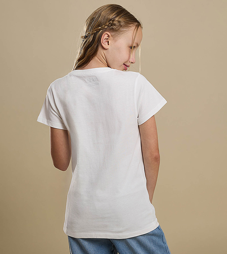 تيشيرت بطبعة جرافيك برقبة دائرية وأكمام قصيرة