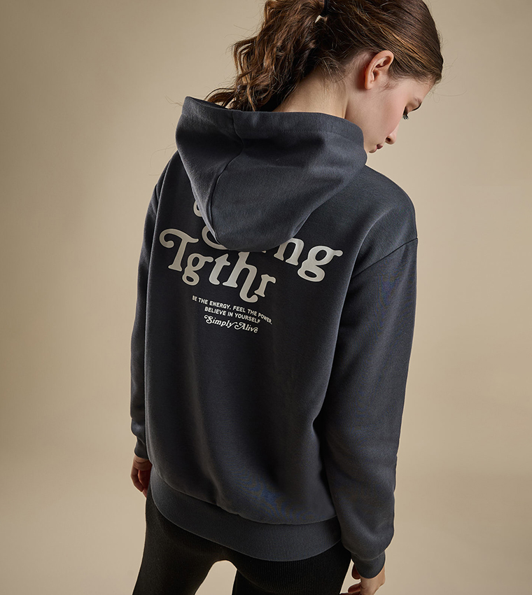 هودي بطبعة حروف وأكمام طويلة