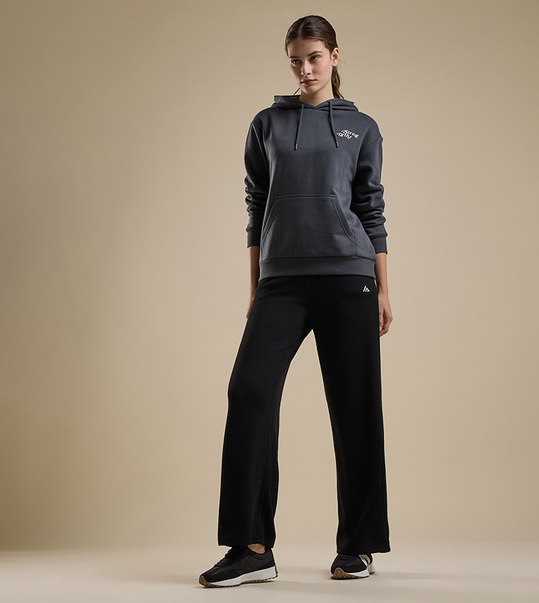 هودي بطبعة حروف وأكمام طويلة