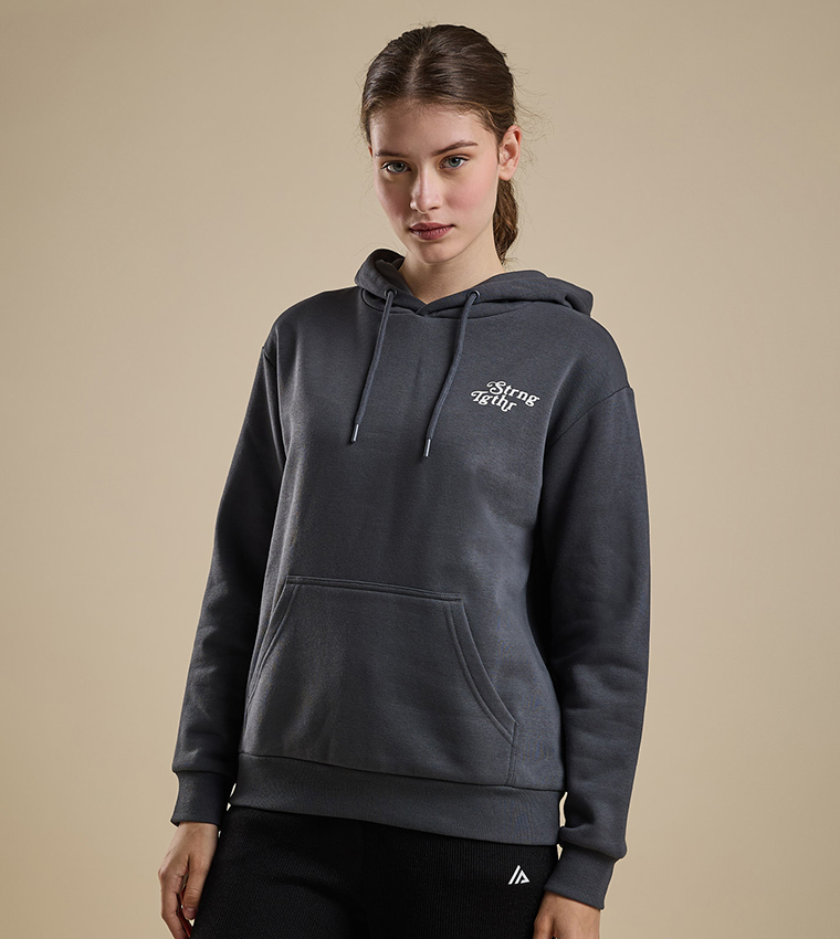 هودي بطبعة حروف وأكمام طويلة