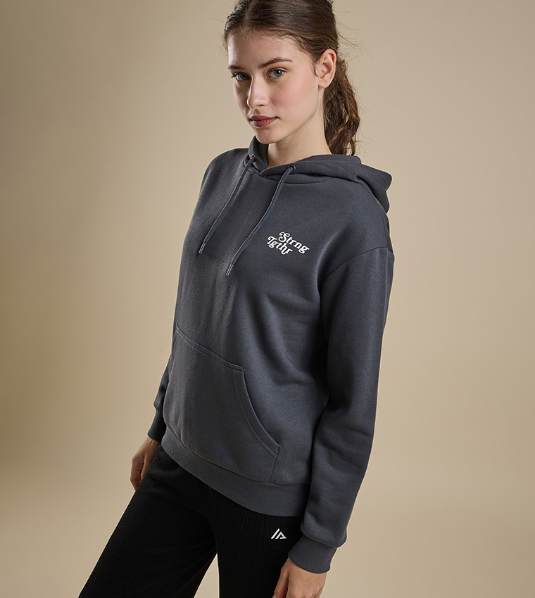 هودي بطبعة حروف وأكمام طويلة