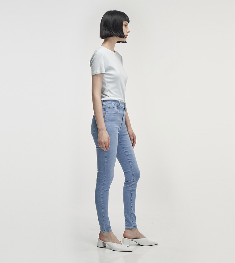 بنطال جينز  بقصة سكيني