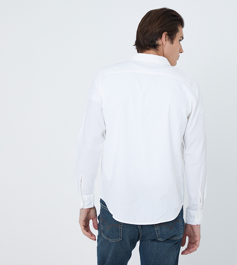 اشتري ليفايز قميص بقصة مستقيمة بلون أبيض | الإمارات العربية المتحدة